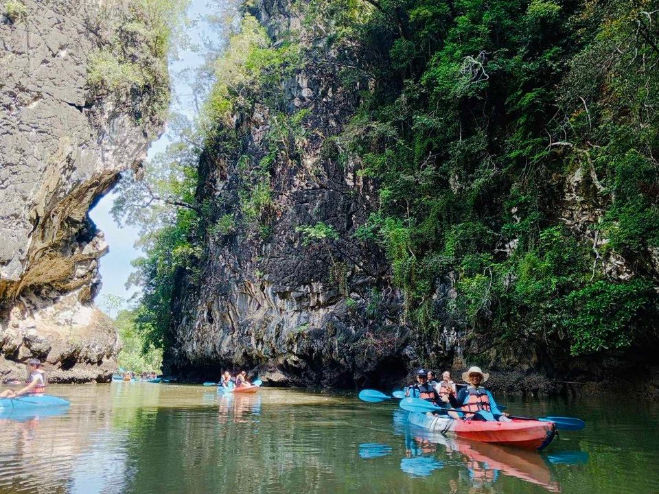 พายเรือคายัคในถ้ำ
